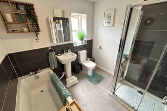 Family Bathroom/WC