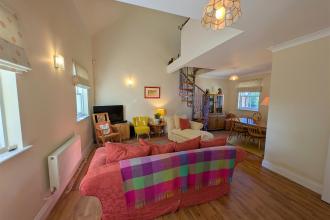 LOUNGE/DINING ROOM