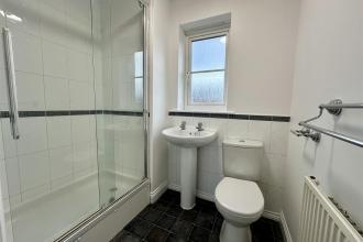 EN-SUITE SHOWER ROOM